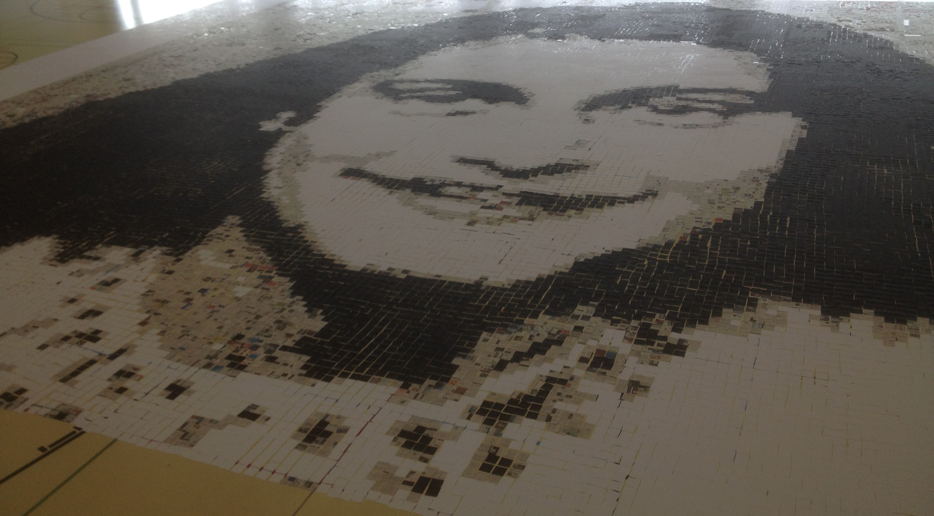 Schülerinnen und Schüler der Kanti Seetal schaffen ein Momentbild von Anne Frank mit den Massen 20 x 30 Metern 