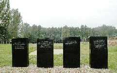 Gedenksteine im Vernichtungslager Auschwitz Birkenau. Darauf steht: "Zur Erinnerung an die Männer, Frauen und Kinder, die Opfer des Nazi-Genozids wurden. Hier ruht ihre Asche. Mögen ihre Seelen in Frieden ruhen." 