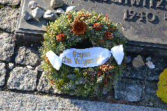 Kranz „Gegen das Vergessen“ auf der Gedenktafel am Mahnmal in Auschwitz-Birkenau an die etwa anderthalb Millionen Männer, Frauen und Kinder, die die Nazis 1940-1945 dort ermordet haben.