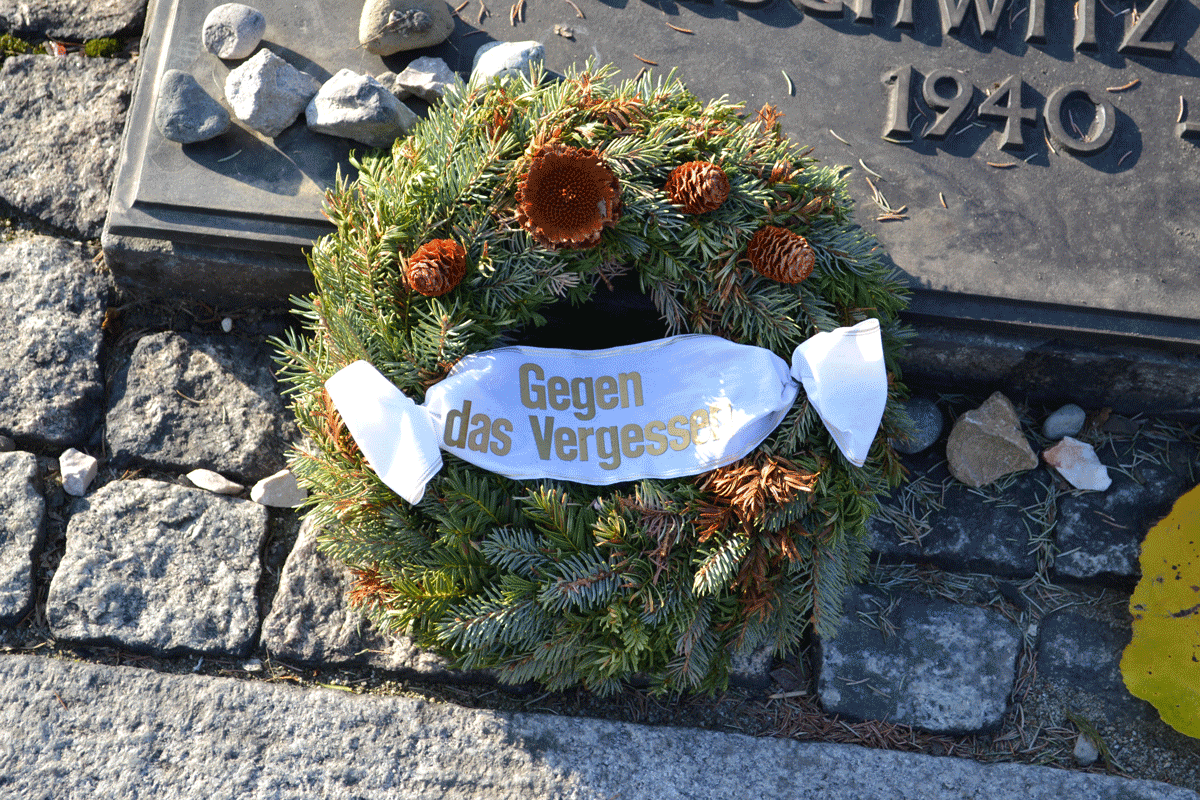 Kranz „Gegen das Vergessen“ auf der Gedenktafel am Mahnmal in Auschwitz-Birkenau an die etwa anderthalb Millionen Männer, Frauen und Kinder, die die Nazis 1940-1945 dort ermordet haben.